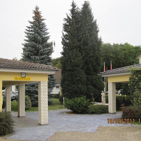 Hotel Merkur Garni Sarstedt Exterior photo